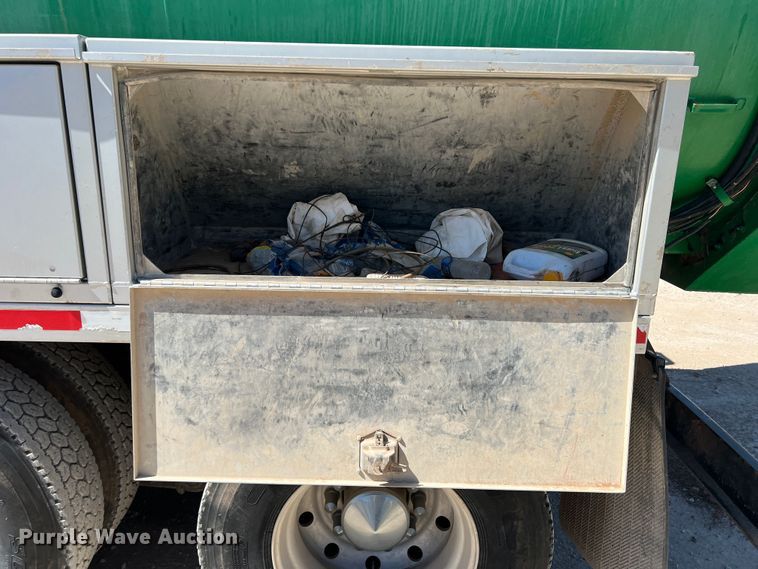 image for item DO8736 2002 Sterling L9500  hydrovac truck