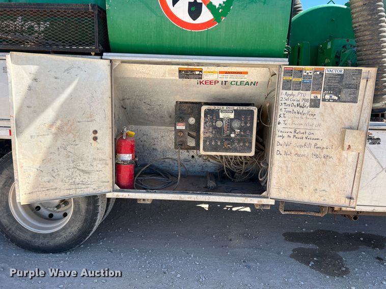 image for item DO8736 2002 Sterling L9500  hydrovac truck