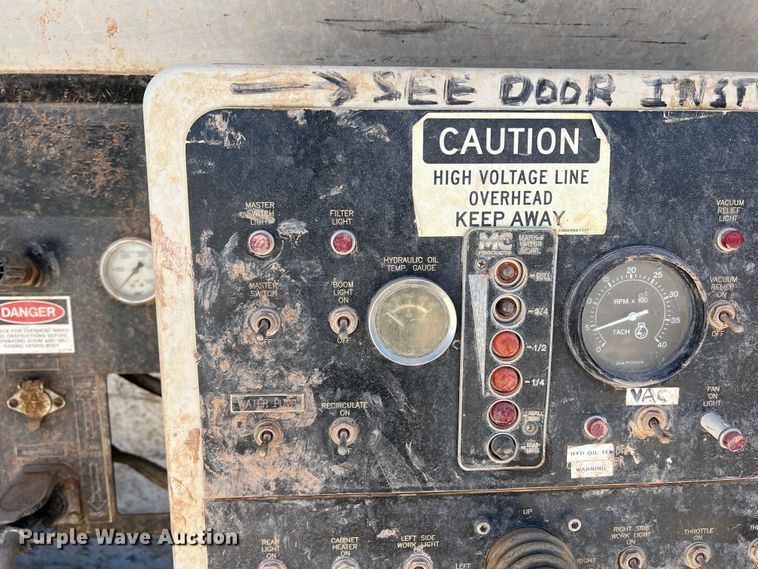 image for item DO8736 2002 Sterling L9500  hydrovac truck