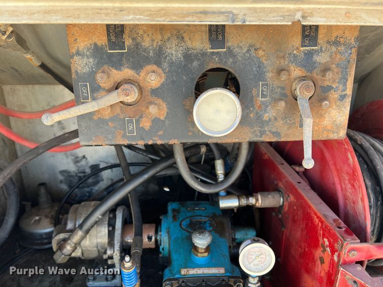 image for item DO8736 2002 Sterling L9500  hydrovac truck