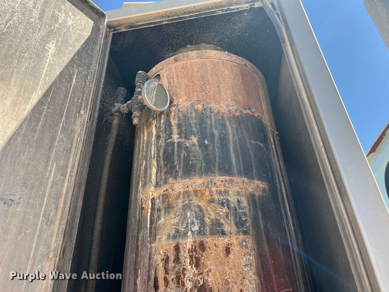 image for item DO8736 2002 Sterling L9500  hydrovac truck