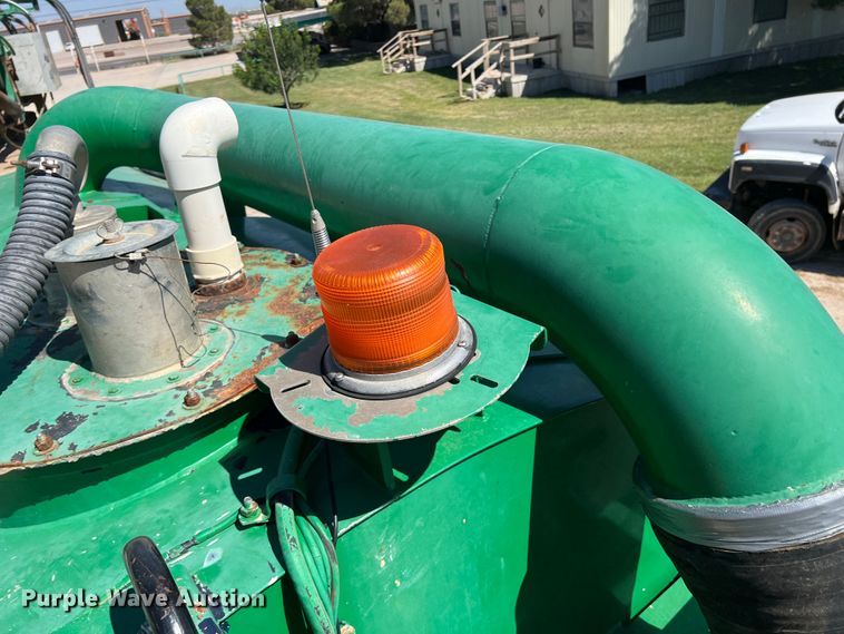 image for item DO8736 2002 Sterling L9500  hydrovac truck