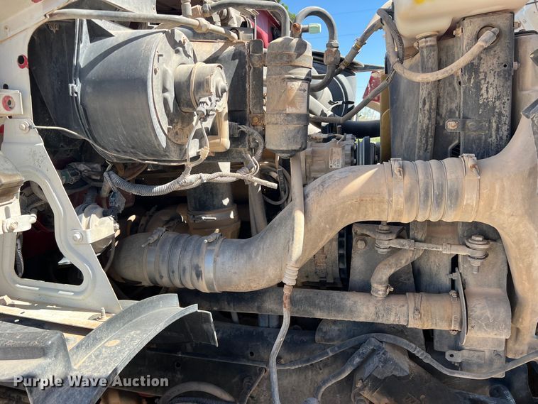 image for item DO8736 2002 Sterling L9500  hydrovac truck