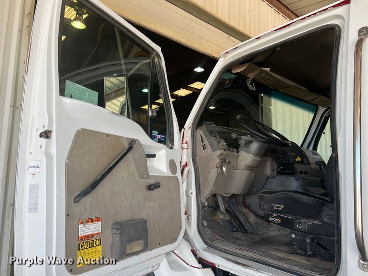 image for item DO8736 2002 Sterling L9500  hydrovac truck