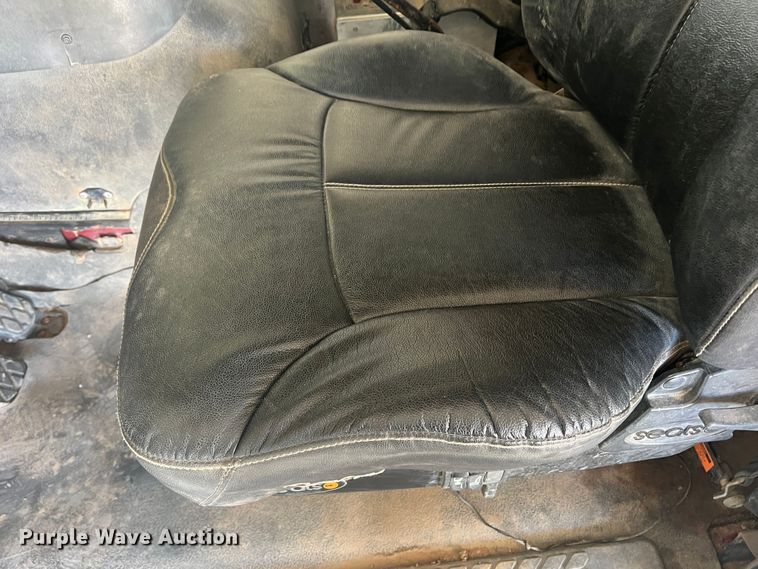 image for item DO8736 2002 Sterling L9500  hydrovac truck