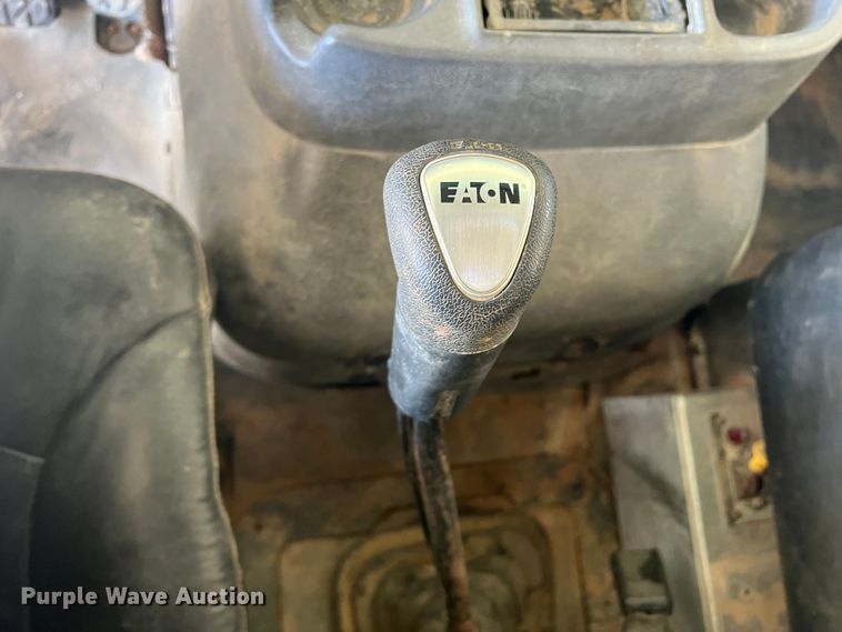 image for item DO8736 2002 Sterling L9500  hydrovac truck