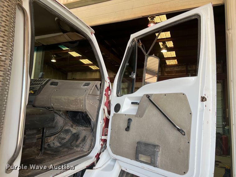 image for item DO8736 2002 Sterling L9500  hydrovac truck