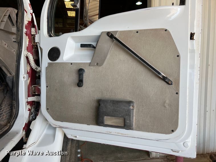 image for item DO8736 2002 Sterling L9500  hydrovac truck