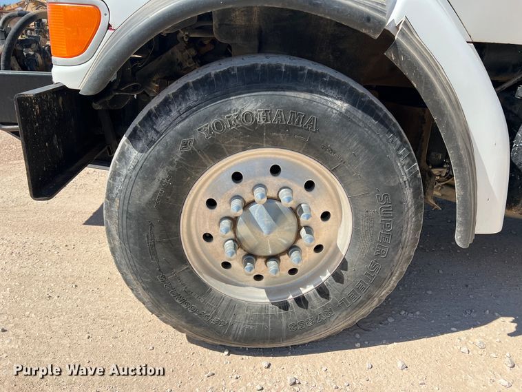 image for item DO8736 2002 Sterling L9500  hydrovac truck