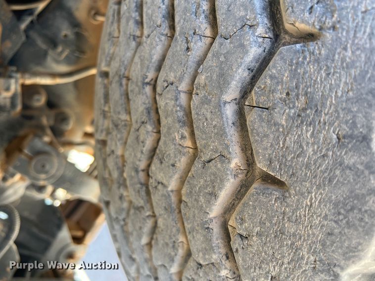 image for item DO8736 2002 Sterling L9500  hydrovac truck