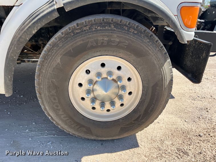 image for item DO8736 2002 Sterling L9500  hydrovac truck