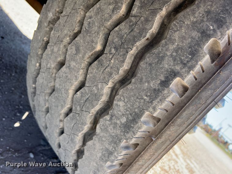 image for item DO8736 2002 Sterling L9500  hydrovac truck