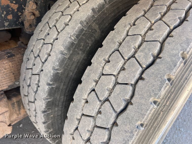 image for item DO8736 2002 Sterling L9500  hydrovac truck