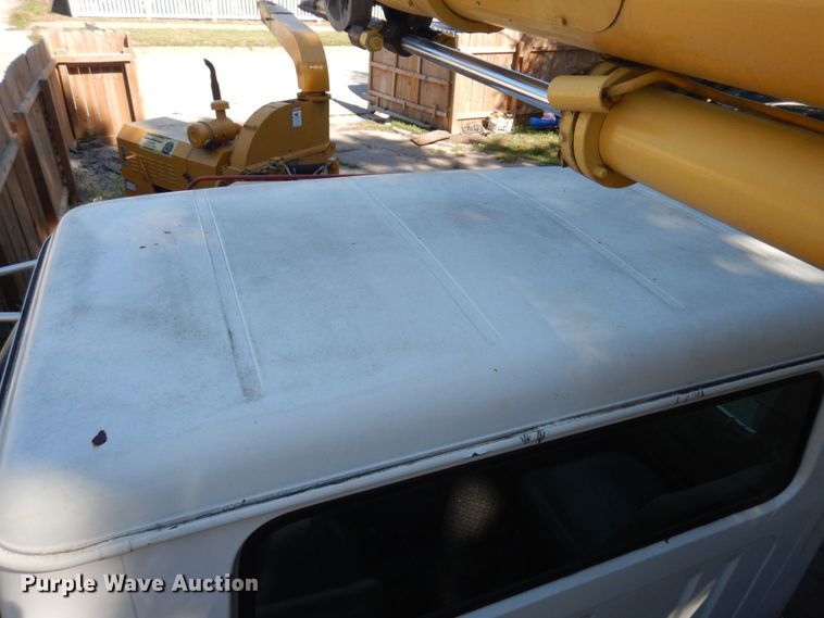 image for item DP0334 1993 International 4900  bucket truck