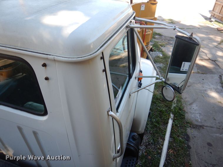 image for item DP0334 1993 International 4900  bucket truck