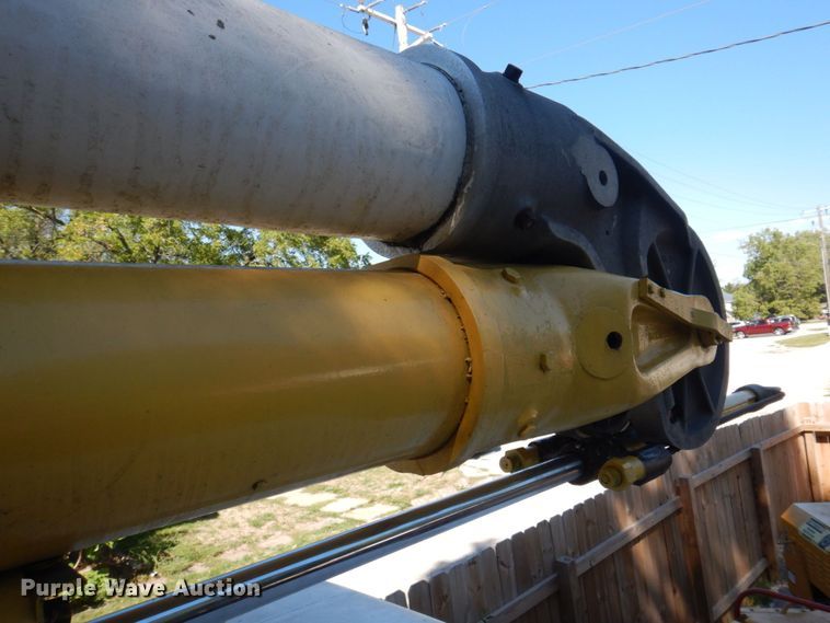 image for item DP0334 1993 International 4900  bucket truck