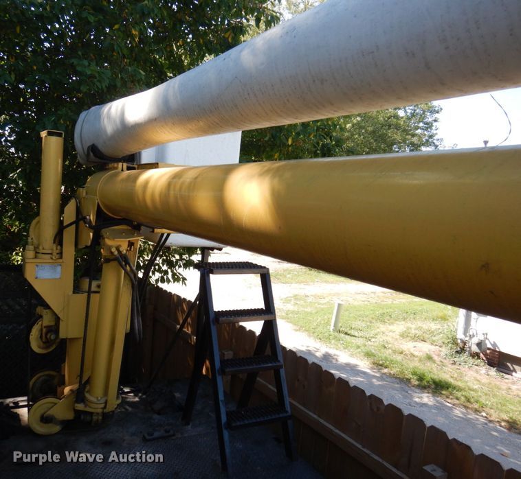 image for item DP0334 1993 International 4900  bucket truck