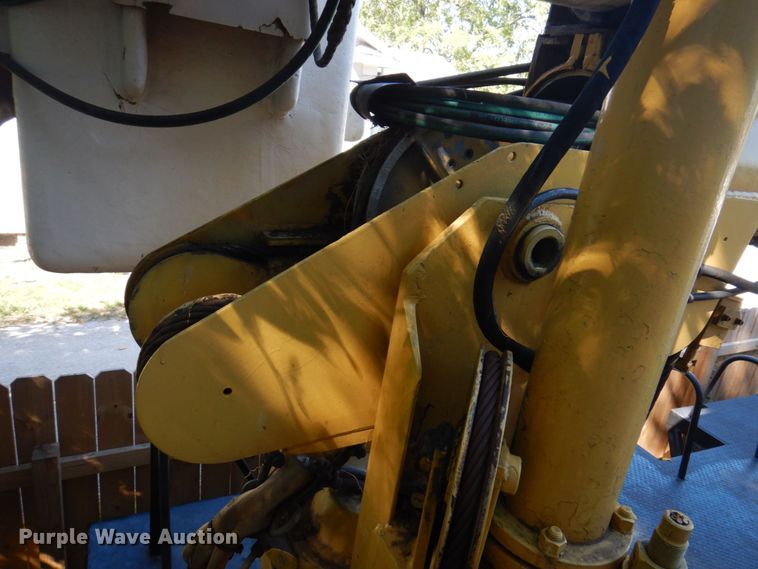 image for item DP0334 1993 International 4900  bucket truck