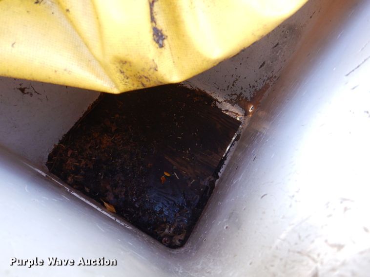 image for item DP0334 1993 International 4900  bucket truck