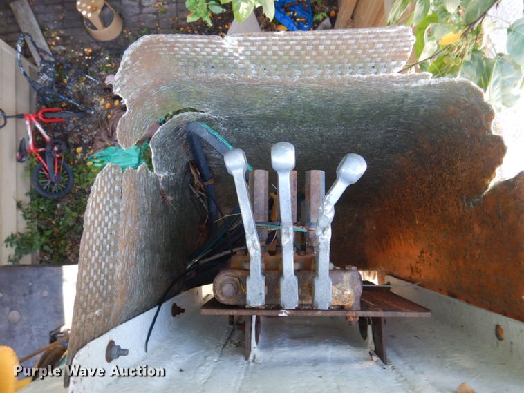 image for item DP0334 1993 International 4900  bucket truck