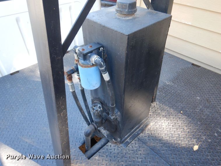 image for item DP0334 1993 International 4900  bucket truck