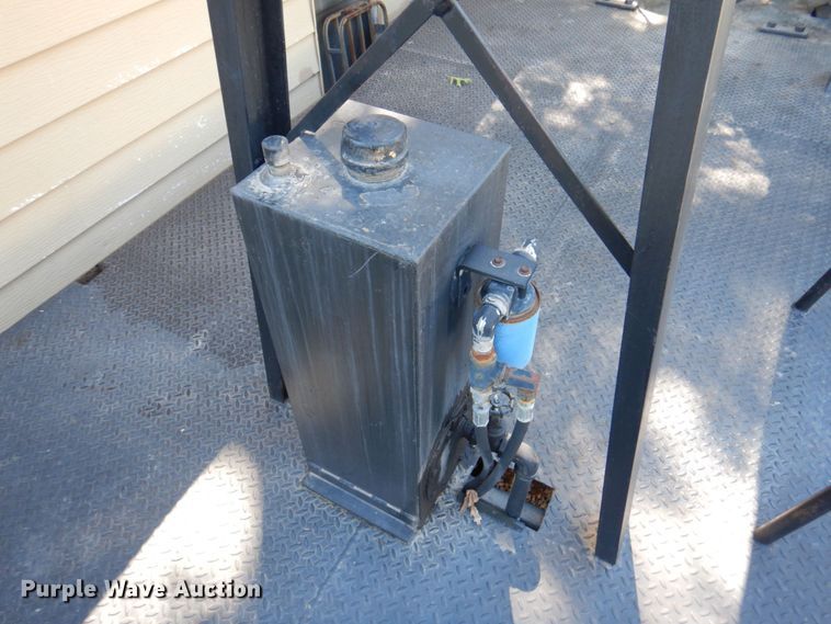 image for item DP0334 1993 International 4900  bucket truck