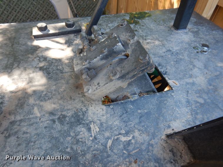 image for item DP0334 1993 International 4900  bucket truck