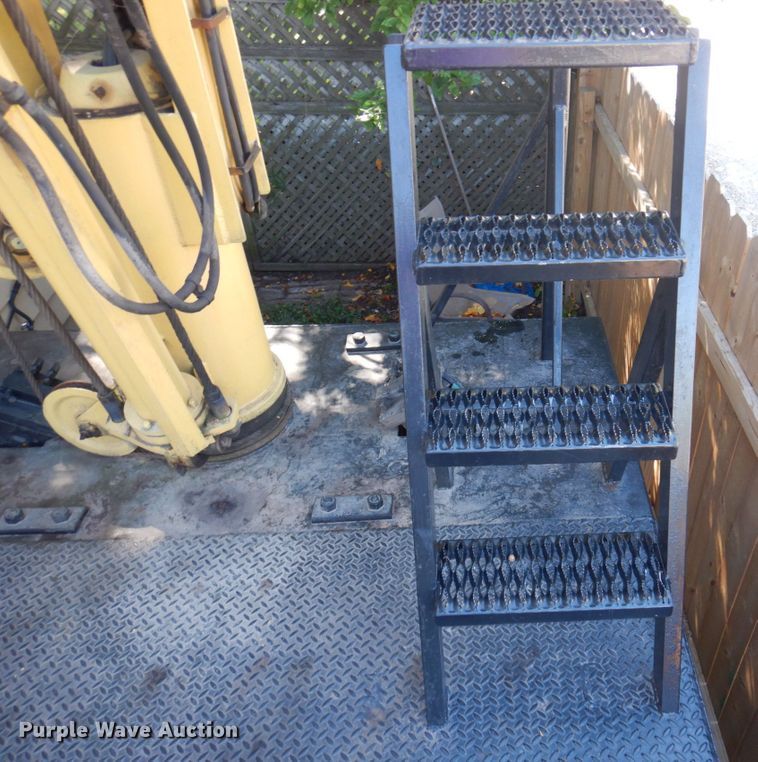 image for item DP0334 1993 International 4900  bucket truck