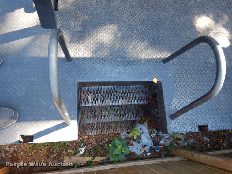 image for item DP0334 1993 International 4900  bucket truck