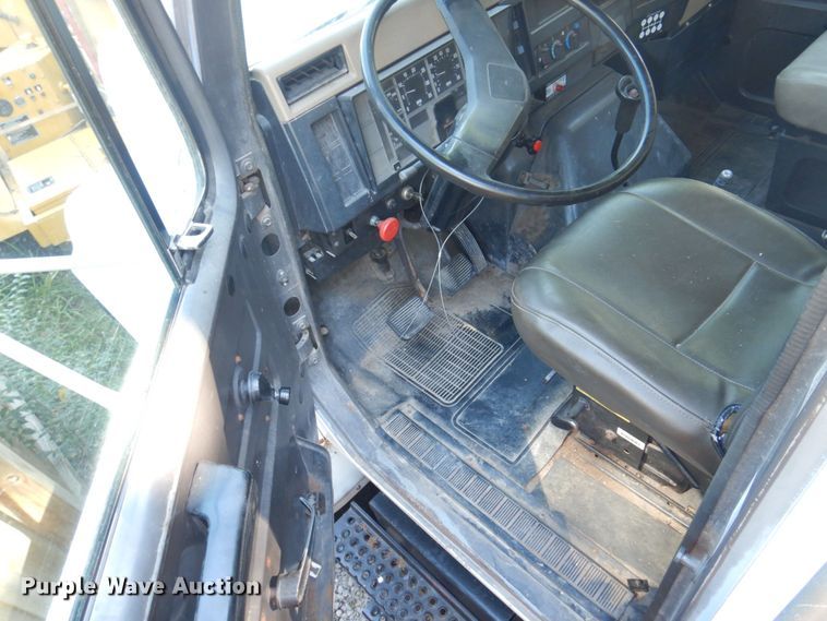 image for item DP0334 1993 International 4900  bucket truck