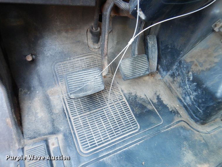 image for item DP0334 1993 International 4900  bucket truck