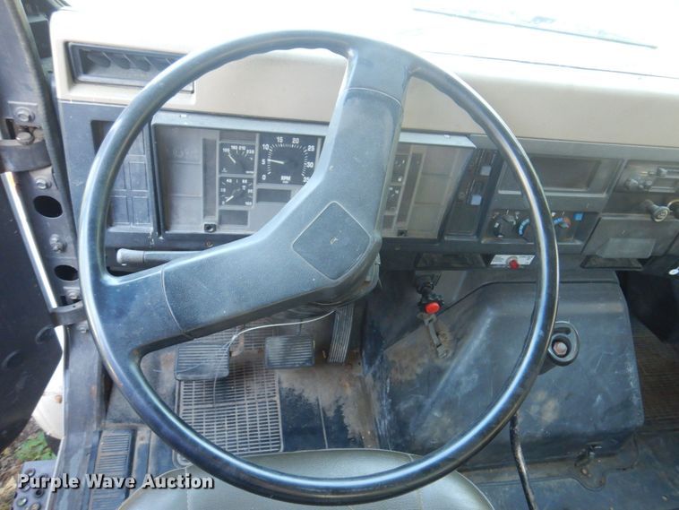 image for item DP0334 1993 International 4900  bucket truck