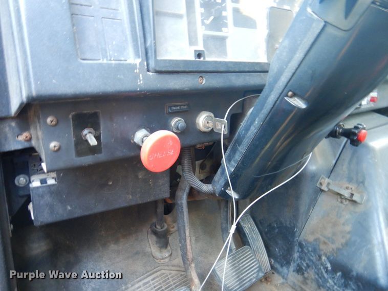 image for item DP0334 1993 International 4900  bucket truck