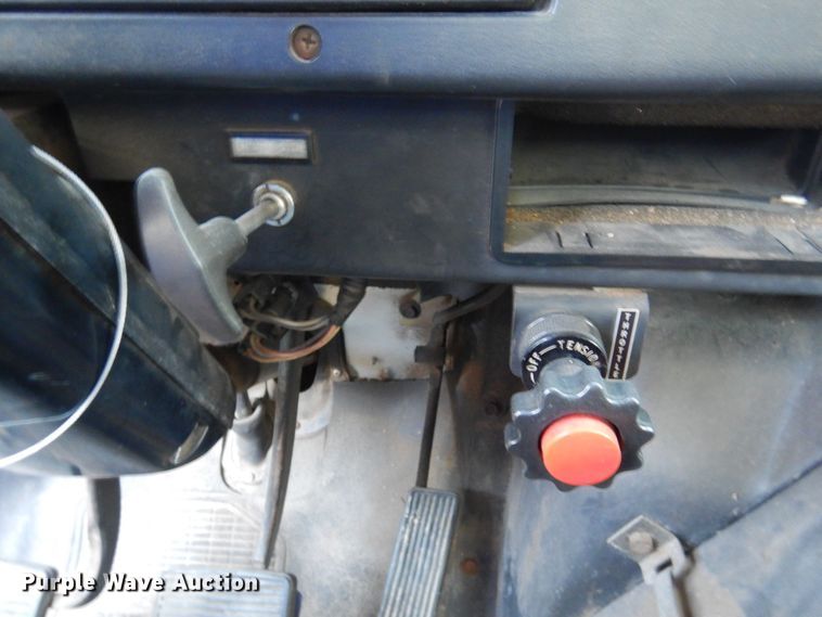 image for item DP0334 1993 International 4900  bucket truck