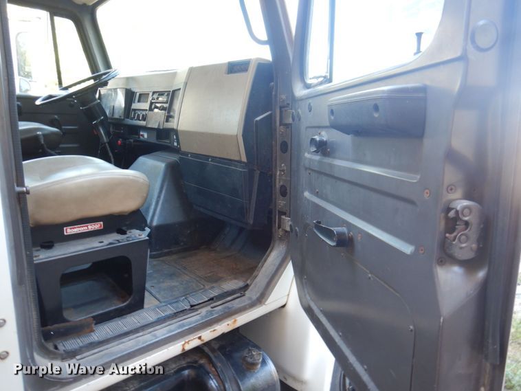 image for item DP0334 1993 International 4900  bucket truck