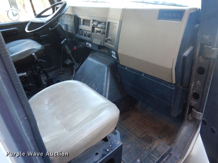 image for item DP0334 1993 International 4900  bucket truck