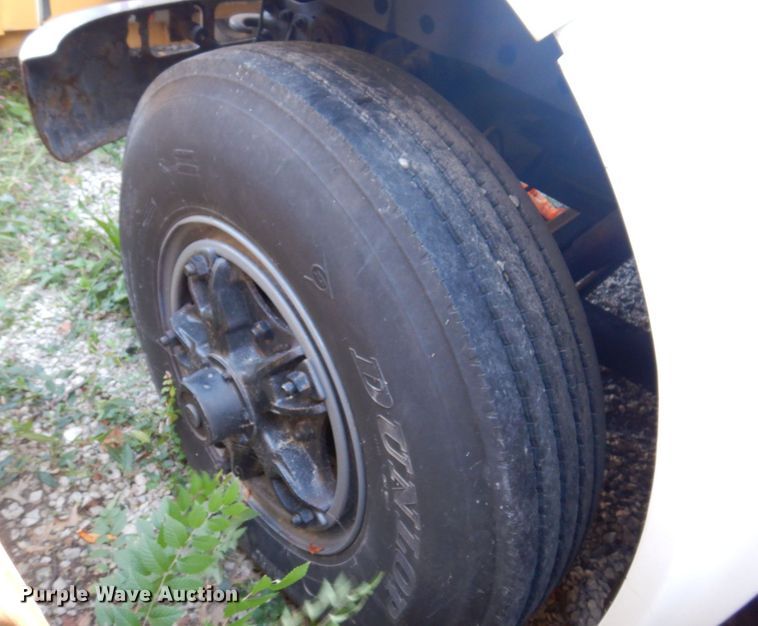 image for item DP0334 1993 International 4900  bucket truck