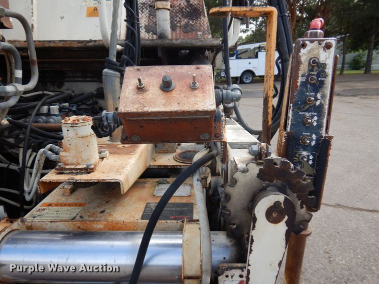 image for item DR0530 2003 Cedarapids CR-552  paver