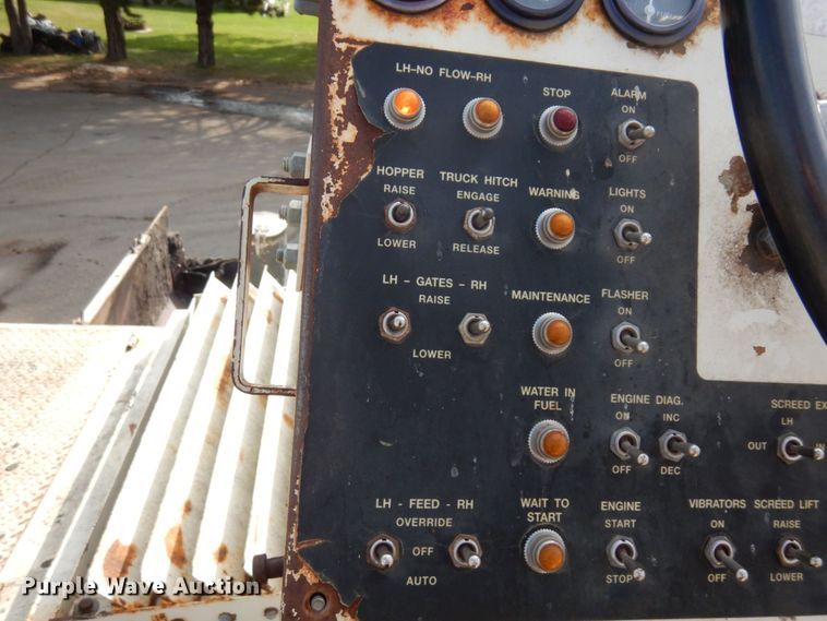 image for item DR0530 2003 Cedarapids CR-552  paver