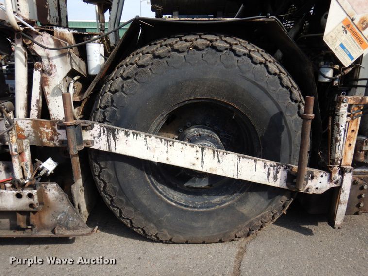 image for item DR0530 2003 Cedarapids CR-552  paver