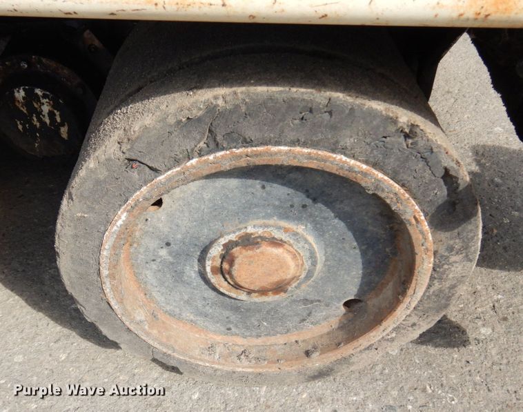 image for item DR0530 2003 Cedarapids CR-552  paver