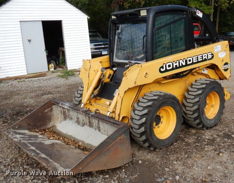 image for item DR0540 2000 John Deere 250  skid steer loader