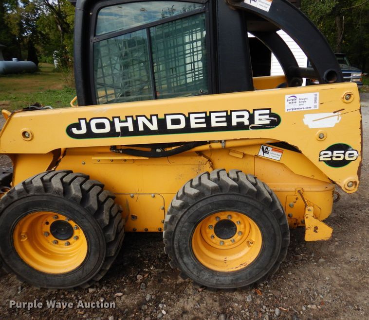 image for item DR0540 2000 John Deere 250  skid steer loader