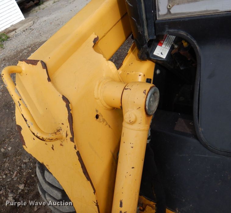 image for item DR0540 2000 John Deere 250  skid steer loader
