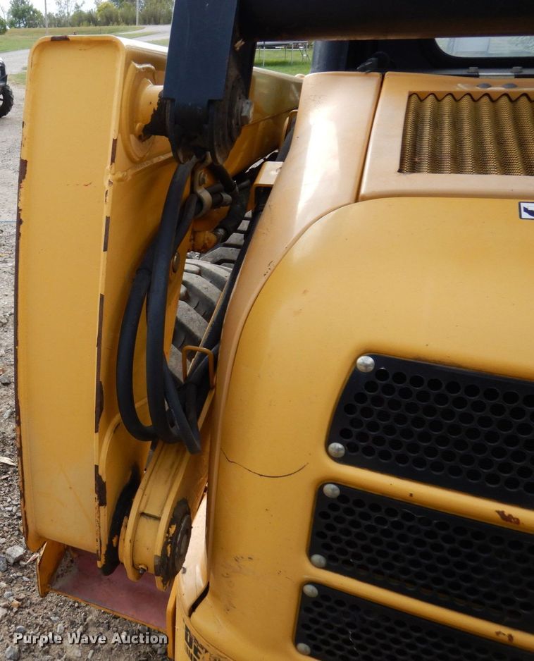 image for item DR0540 2000 John Deere 250  skid steer loader