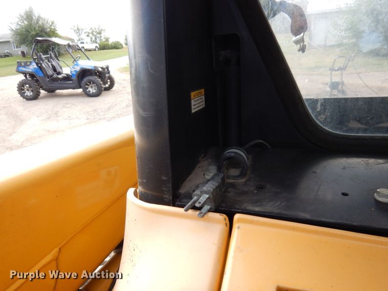 image for item DR0540 2000 John Deere 250  skid steer loader