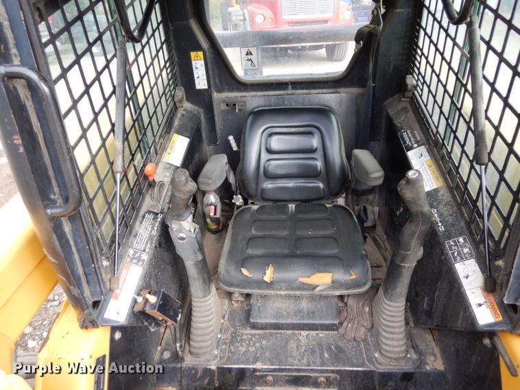 image for item DR0540 2000 John Deere 250  skid steer loader