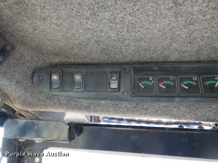 image for item DR0540 2000 John Deere 250  skid steer loader