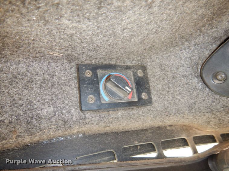 image for item DR0540 2000 John Deere 250  skid steer loader