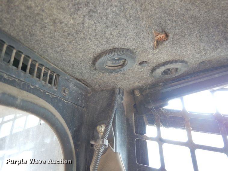 image for item DR0540 2000 John Deere 250  skid steer loader